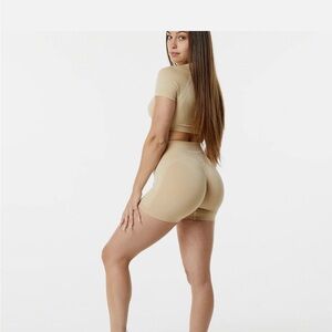 Alphalete Amplify short 4.5 hazelnut
